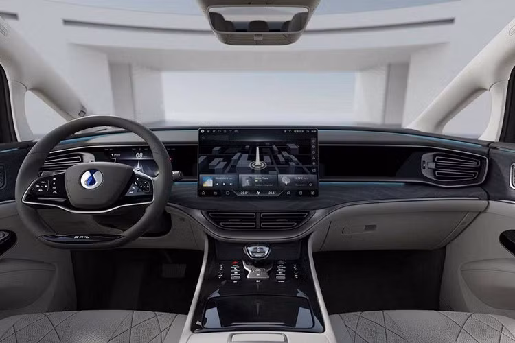 Tương tự những mẫu xe MPV cỡ lớn khác, sản phẩm của liên doanh giữa BYD và Mercedes-Benz cũng được trang bị cửa trượt chỉnh điện bên sườn. Bên dưới là bộ vành hợp kim đa chấu với đường kính 19 inch. Thêm vào đó là đường chân kính, viền nóc xe, nẹp trên cửa và cột D mạ crôm, tăng vẻ sang trọng cho mẫu MPV này.