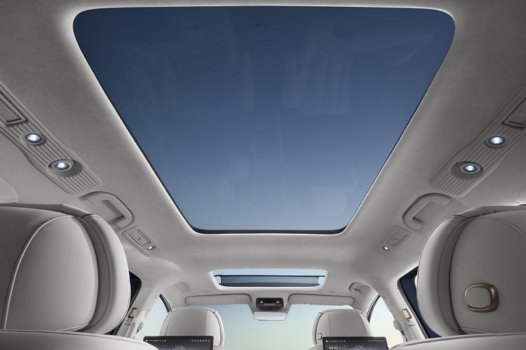 2 màn hình này đi kèm camera 8MP để hành khách dùng khi họp trực tuyến hoặc giúp người lái quan sát con cái mà không cần ngoái đầu lại. Ở bệ tì tay của 2 ghế giữa có thêm 2 màn hình LCD nữa để hành khách chỉnh các tính năng như massage hoặc đa phương tiện. Bên cạnh đó, hành khách có thể chỉnh điều hòa ở từng vị trí cho phù hợp với bản thân.