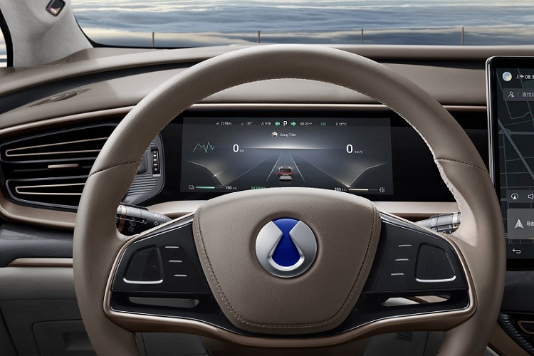 Đằng sau, Denza D9 tạo cảm giác khá gọn gàng với cụm đèn hậu LED nằm vắt ngang trên cửa cốp, cánh gió mui cỡ lớn và nẹp mạ crôm trên cản sau. Cửa cốp chỉnh điện của xe được chia thành 2 phần bằng đường gân kéo từ bên sườn xuống.