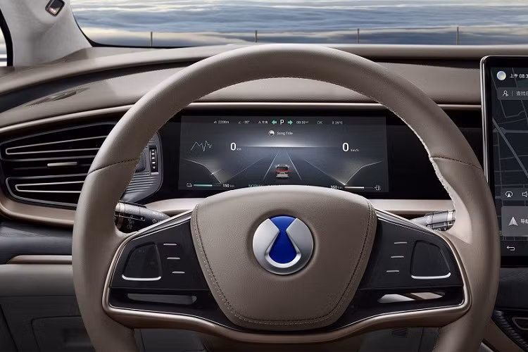 Đằng sau, Denza D9 tạo cảm giác khá gọn gàng với cụm đèn hậu LED nằm vắt ngang trên cửa cốp, cánh gió mui cỡ lớn và nẹp mạ crôm trên cản sau. Cửa cốp chỉnh điện của xe được chia thành 2 phần bằng đường gân kéo từ bên sườn xuống.