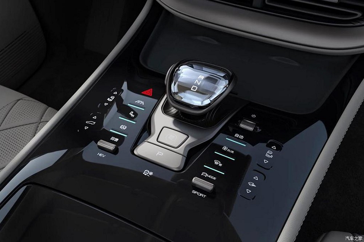 Bên trong Denza D9 là không gian nội thất rộng rãi và có nhiều chi tiết đặc trưng của xe BYD như màn hình thông tin giải trí vuông vức hoặc cần số. Màn hình trung tâm 15,6 inch của xe hỗ trợ tính năng cập nhật phần mềm qua WiFi. Bên cạnh đó là bảng đồng hồ kỹ thuật số toàn phần với màn hình LCD 10,25 inch, vô lăng 2 chấu vát đáy, cụm điều khiển trung tâm bóng bẩy và tủ lạnh thông minh giữa 2 ghế trước.