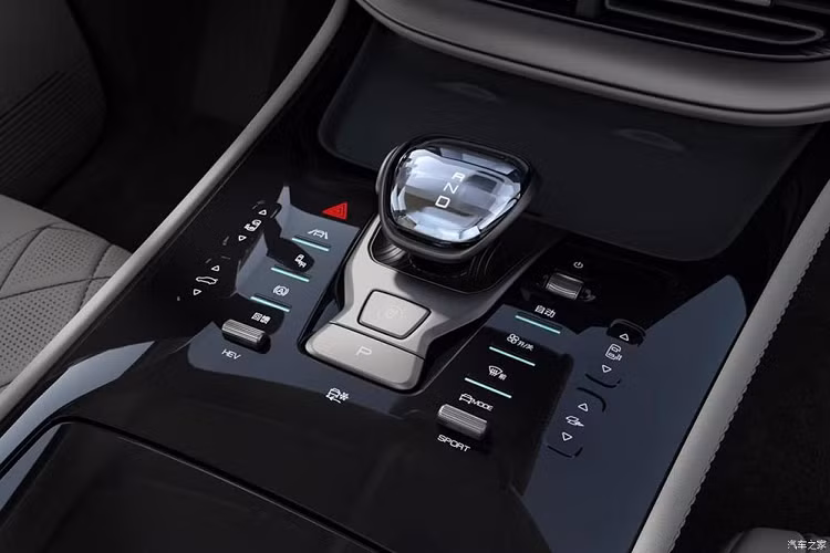 Bên trong Denza D9 là không gian nội thất rộng rãi và có nhiều chi tiết đặc trưng của xe BYD như màn hình thông tin giải trí vuông vức hoặc cần số. Màn hình trung tâm 15,6 inch của xe hỗ trợ tính năng cập nhật phần mềm qua WiFi. Bên cạnh đó là bảng đồng hồ kỹ thuật số toàn phần với màn hình LCD 10,25 inch, vô lăng 2 chấu vát đáy, cụm điều khiển trung tâm bóng bẩy và tủ lạnh thông minh giữa 2 ghế trước.