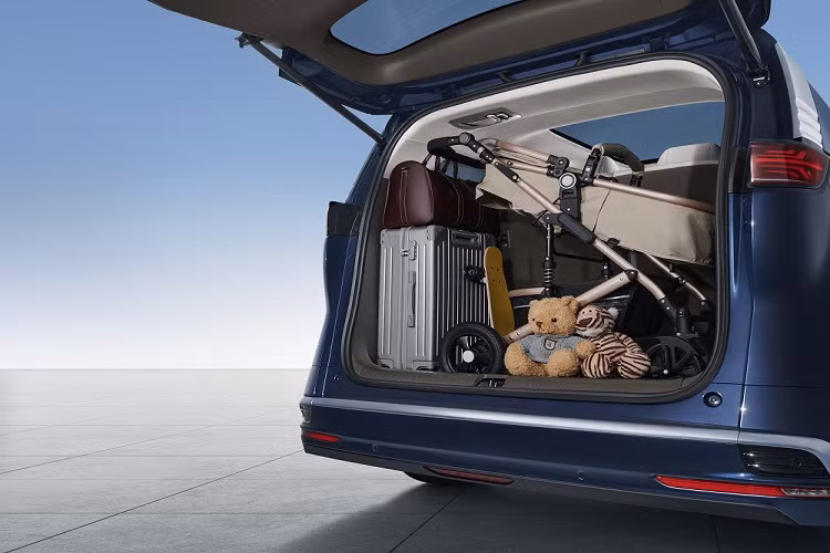 Trong khi đó, hàng ghế thứ ba có đủ tựa đầu ở cả 3 vị trí ngồi và bệ tì tay trên mặt cửa. Denza khẳng định 7 hành khách cao 1,8 m có thể thoải mái ngồi bên trong D9 dù mang theo 7 va ly loại 20 inch. Những trang bị nội thất đáng chú ý còn lại của Denza D9 bao gồm 3 sạc điện thoại thông minh không dây, cửa sổ trời toàn cảnh Panorama, cửa gió điều hòa/đèn đọc sách trên trần dành cho 2 hàng ghế sau, rèm che nắng chỉnh điện và kính cách âm 2 lớp ở cả 4 cửa.