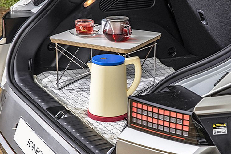 Cụm pin trên Hyundai Ioniq 5 cung cấp 3,6 kW điện, đủ để phục vụ mọi hoạt động, từ đèn chiếu sáng đến máy pha cà phê và ấm đun nước.