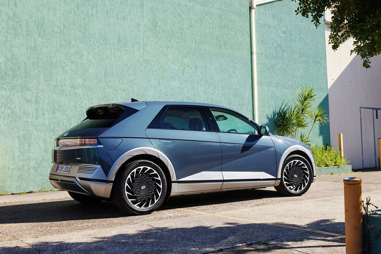 Hotel Hyundai được vận hành nhờ công nghệ V2L trên Ioniq 5. Đây là công nghệ biến xe điện thành nguồn cung cấp năng lượng cho các thiết bị, hoặc sạc xe điện khác mà không yêu cầu bộ sạc hai chiều.