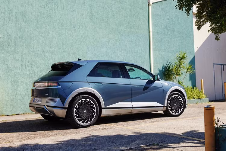 Hotel Hyundai được vận hành nhờ công nghệ V2L trên Ioniq 5. Đây là công nghệ biến xe điện thành nguồn cung cấp năng lượng cho các thiết bị, hoặc sạc xe điện khác mà không yêu cầu bộ sạc hai chiều.