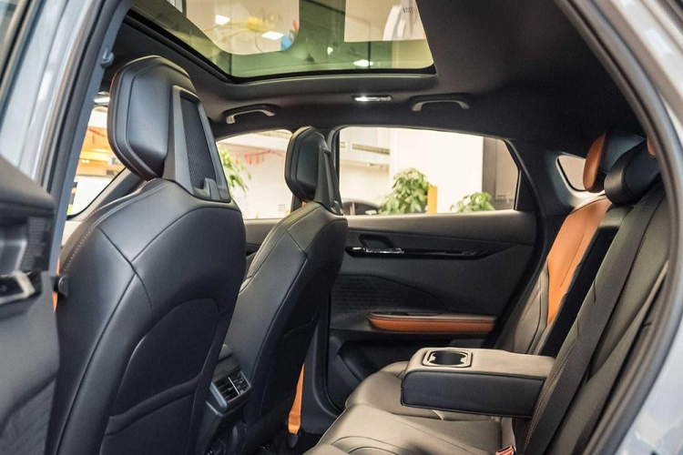 Hộp số ly hợp kép 7 cấp giúp truyền sức mạnh cho bánh trước, và có lẽ chiếc xe này cũng có hiệu suất tương tự như GAC Trumpchi Empow khi có cùng cấu hình hệ truyền động.