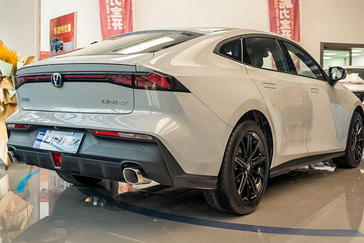 Xe hiện được cung cấp ở thị trường nội địa Trung Quốc với hai phiên bản. Giá xe Changan UNI-V 2022 bản Sport được bán từ 123.900 nhân dân tệ (tương đương 448 triệu đồng), và bản Premium là 116.900 nhân dân tệ (tương đương 422 triệu đồng). Sau này, Changan sẽ cung cấp thêm một phiên bản nhập môn với giá khởi điểm thậm chí còn rẻ hơn.