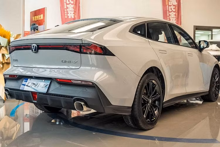 Xe hiện được cung cấp ở thị trường nội địa Trung Quốc với hai phiên bản. Giá xe Changan UNI-V 2022 bản Sport được bán từ 123.900 nhân dân tệ (tương đương 448 triệu đồng), và bản Premium là 116.900 nhân dân tệ (tương đương 422 triệu đồng). Sau này, Changan sẽ cung cấp thêm một phiên bản nhập môn với giá khởi điểm thậm chí còn rẻ hơn.