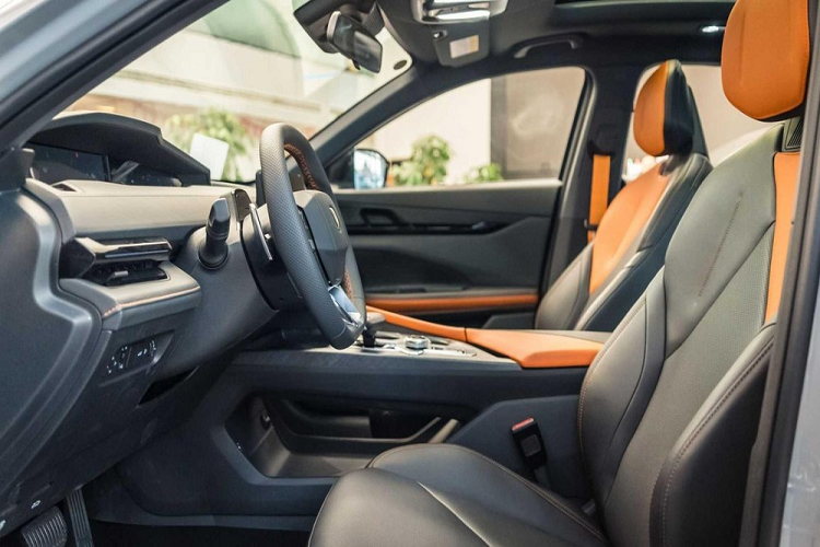 Tuy nhiên, giống như đối thủ cạnh tranh từ GAC, UNI-V chỉ có động cơ dung tích 1.5 lít nhỏ bé dưới nắp capô, không thực sự xứng với ngoại thất quá đỗi dữ dằn. Công suất đầu ra được đánh giá vào khoảng 188 mã lực và 300 Nm mô-men xoắn cực đại.