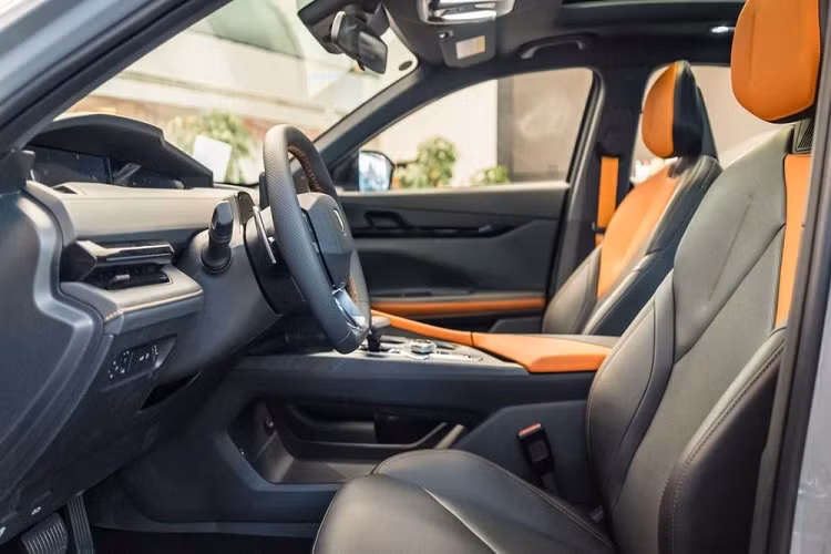 Tuy nhiên, giống như đối thủ cạnh tranh từ GAC, UNI-V chỉ có động cơ dung tích 1.5 lít nhỏ bé dưới nắp capô, không thực sự xứng với ngoại thất quá đỗi dữ dằn. Công suất đầu ra được đánh giá vào khoảng 188 mã lực và 300 Nm mô-men xoắn cực đại.