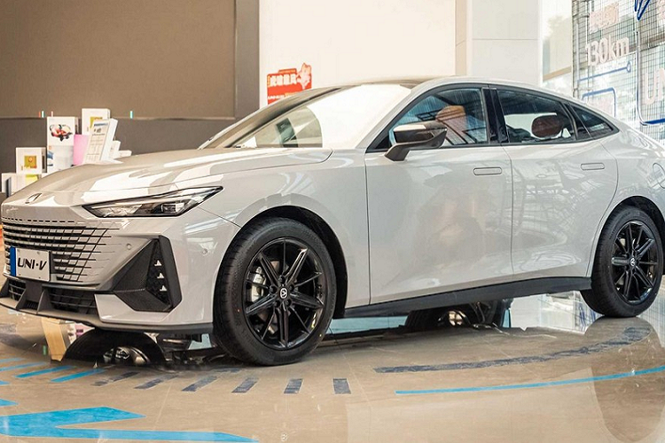 Hồi đầu tháng 1 năm nay, chúng ta đã từng biết đến GAC Trumpchi Empow – một mẫu xe thể thao Trung Quốc đóng vai trò lựa chọn thay thế rẻ hơn và yếu hơn so với Honda Civic Si. Hôm nay, chúng ta sẽ nói đến một lựa chọn đậm chất thể thao khác cũng mới ra mắt ở thị trường nội địa Trung Quốc, Changan UNI-V 2022 mới.