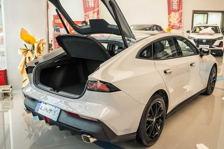 Nhìn từ bên sườn, Changan UNI-V 2022 giá rẻ trông rất giống một chiếc kiểu liftback (biến thể của hatchback) với đường mái dốc và cửa sổ lớn phía sau. Đằng sau nó là một cánh gió được điều khiển điện tử. Phần đuôi xe có đèn LED chiếu sáng kéo dài từ bên này sang bên kia, và bộ khuếch tán gió lớn với hai ống xả tích hợp. Nhìn chung, nó là một mẫu xe có kiểu dáng trơn mượt và hiện đại với một số ảnh hưởng từ các nhà sản xuất xe châu Âu, bao gồm Peugeot và Audi.