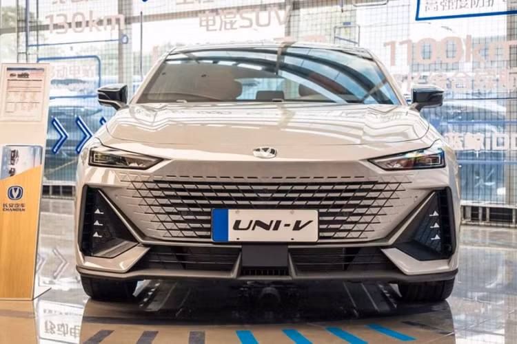 Changan là một nhà sản xuất xe Trung Quốc lâu đời có trụ sở chính tại thành phố Trùng Khánh, và một trong những mẫu xe mới nhất của họ là một chiếc sedan kiểu dáng thể thao. Trên thực tế, thông qua video sờ tận tay của kênh YouTube “Wheelsboy”, mẫu xe mới thật sự trông rất dữ dằn, nhất là ở mặt trước. Nó có ốp mặt trước rất dị thường với hai hốc gió lớn ở góc và lưới tản nhiệt nửa kín nửa hở thú vị.