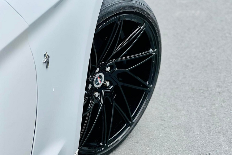 So với thời điểm mới về nước có giá trên 2,5 tỷ đồng, những chiếc xe Ford Mustang Convertible giờ đây giữ giá khá tốt. So với phiên bản Coupe, Ford Mustang Convertible 2015 có phần mái nhà bằng mui mềm nên chỉ mất gần 20 giây là trở thành bản mui trần. Chiếc mui mềm này khi được hạ xuống sẽ được cất gọn gàng vào khoang chứa phía sau xe.