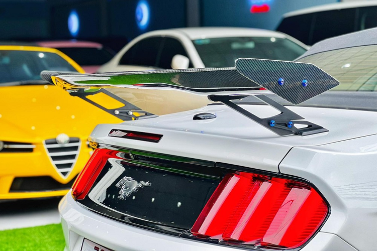 Tuy nhiên, loại cửa cắt kéo được lắp ráp trên xe thể thao Ford Mustang Convertible đời 2015 không thể mở dựng đứng "1 phát ăn ngay" như các siêu xe nhà Lamborghini mà vẫn được mở ngang 1 góc nhất định rồi mới đẩy lên vuông góc như cửa cắt kéo.