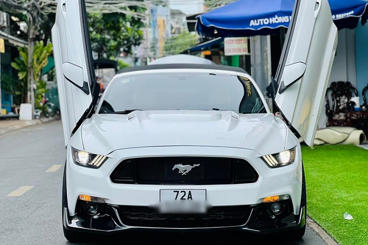 Ngoại hình chiếc xe mui trần Ford Mustang này được sơn màu trắng và có trang bị bộ body kit khá hầm hố với nắp capô mới, ngoài ra là cản va trước, nẹp sườn và khuếch tán sau nằm trong bản độ cá tính đã được sơn tông đen đối lập. Chưa dừng lại đó, chiếc xe này còn được thay lưới tản nhiệt mới so với nguyên bản và độ thêm cánh gió đuôi carbon. Cuối cùng là bộ mâm ACE nguyên bản có 2 màu tương phản này được sơn đen.