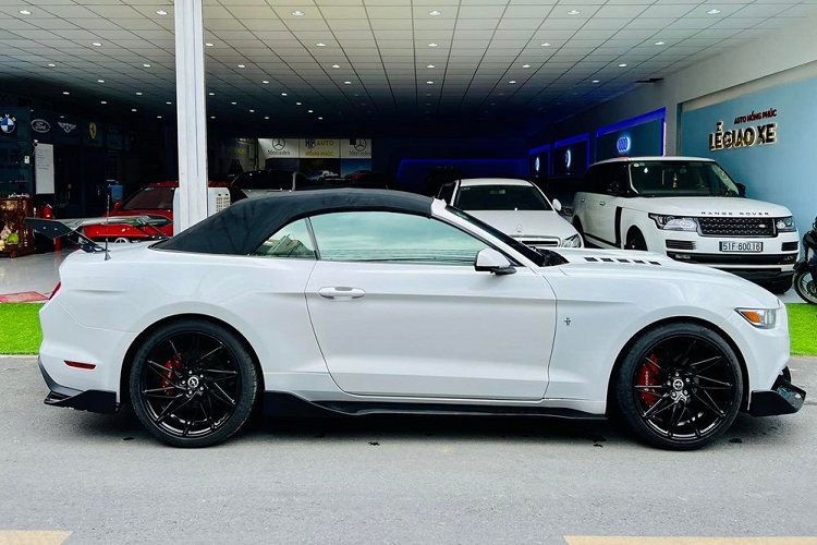 Điểm làm nên sự thú vị cho chiếc xe thể thao mui trần Ford Mustang Convertible 2015 mang biển số tỉnh Bà Rịa - Vũng Tàu chính là việc chủ xe đã loại bỏ cửa mở ngang nguyên bản của xe để lắp loại cửa cắt kéo theo phong cách những chiếc siêu xe sử dụng động cơ V12 như Diablo, Murcielago hay Aventador.