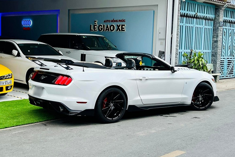 Ford Mustang mui trần độ khủng vẫn được trang bị động cơ EcoBoost, 4 xi-lanh, tăng áp, dung tích 2,3 lít, sản sinh công suất tối đa 310 mã lực tại vòng tua máy 5.500 vòng/phút và mô-men xoắn cực đại 434 Nm tại vòng tua 3.000 vòng/phút. Động cơ được truyền tới bánh thông qua hộp số tự động 6 cấp, nhờ đó, Ford Mustang Convertible thế hệ 6 mất khoảng 5,9 giây để tăng tốc lên 100 km/h từ vị trí xuất phát trước khi đạt vận tốc tối đa 233 km/h.