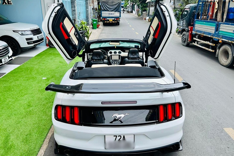 Trong đó, tin tức rao bán chiếc Ford Mustang Convertible đời 2015 mang biển số tỉnh Bà Rịa - Vũng Tàu đã nhận được sự quan tâm của không ít tay chơi tốc độ cũng như những người hâm mộ dòng xe thể thao có logo "ngựa hoang".