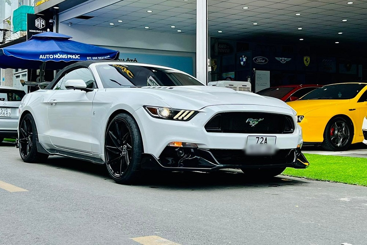Số lượng dòng xe thể thao Ford Mustang thế hệ thứ 6 đang có mặt tại Việt Nam ước tính đã trên 50 chiếc nhưng hầu hết đều thuộc bản Coupe, trong khi đó, phiên bản mui trần được cho không quá 15 xe nên mỗi tin rao bán về Ford Mustang Convertible hàng hiếm luôn nhận được sự quan tâm không nhỏ của giới chơi xe trong nước.