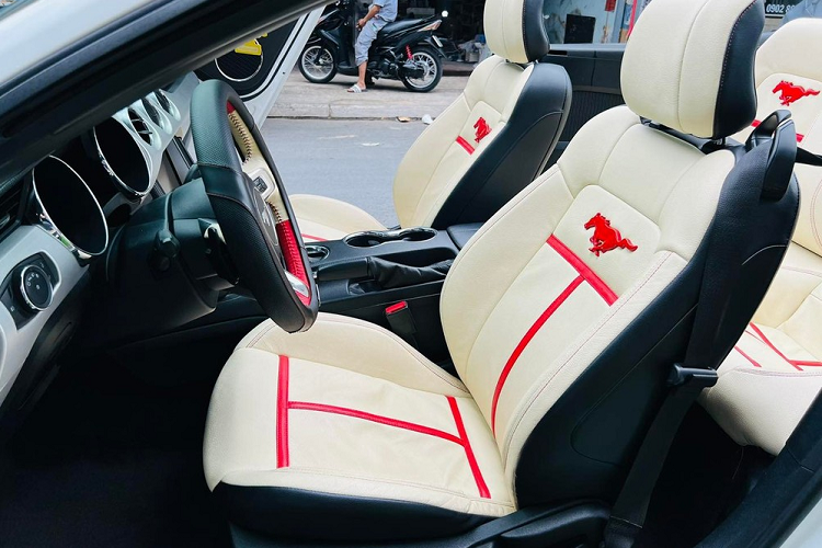 Quá trình tìm hiểu chúng tôi được biết, chi phí để độ cửa cắt kéo cho các mẫu xe thể thao tốn từ 65 triệu đồng đến 120 triệu đồng, mức giá này phụ thuộc vào thương hiệu mà khách hàng chọn lựa. Điểm khó khi lắp cửa cắt kéo trên Ford Mustang Convertible 2015 cũng như các mẫu sedan hay xe thể thao khác là người thợ phải chọn đúng vị trí để gắn bản lề cho cửa độ.