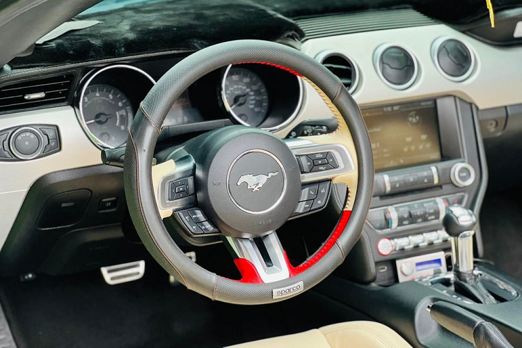 Theo người đăng tin rao bán, mức giá để trải nghiệm chiếc xe thể thao mui trần Ford Mustang Convertible đời 2015 độ cửa cắt kéo này là 1,85 tỷ đồng, số tiền này chưa bao gồm chi phí sang tên và đổi biển số nếu như người mua ở các tỉnh thành khác.