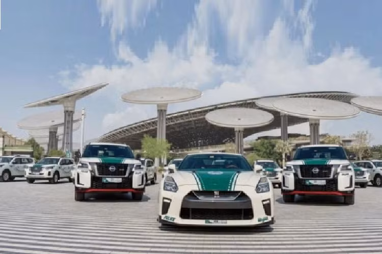 Và cũng chẳng có gì đáng ngạc nhiên khi lực lượng cảnh sát của 2 quốc gia này lại sở hữu một dàn “xế xịn” với đa dạng chủng loại và có mức giá đủ khiến ai cũng phải ngỡ ngàng.