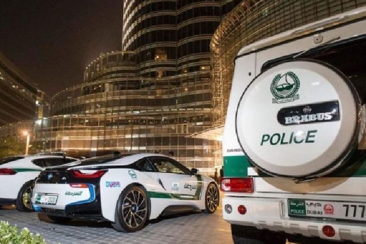 “Tâm điểm” trong dàn xe sang của cảnh sát Dubai là mẫu Aston Martin One-77 phiên bản giới hạn. Siêu xe này có mức giá lên tới 11 triệu AED (khoảng 71 tỷ đồng). Hàng loạt những mẫu xế khủng của cảnh sát “quốc gia dầu mỏ” vẫn thường xuyên xuất hiện trên đường phố như Porsche Panamera, xe thể thao hybrid BMW i8 hay chiếc Brabus 700.