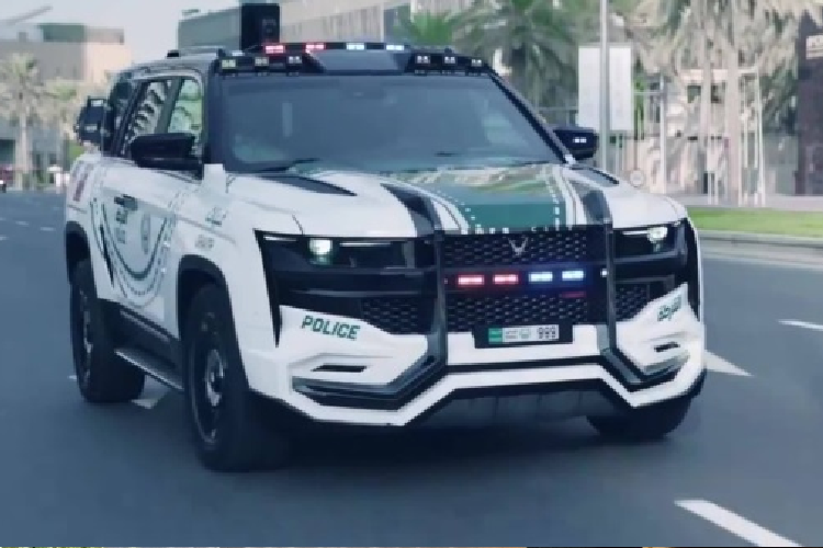 Loạt xe Nissan GT-R, Audi R8, Bentley Continental GT và BMW i8 cũng đầy rẫy trên đường. Mới đây, trong một video về dàn siêu xe được đăng tải tại Hội nghị thượng đỉnh cảnh sát thế giới tại Dubai, nhiều người tỏ ra trầm trồ trước sự giàu có của đất nước Tây Á này, khi video có sự xuất hiện của mẫu SUV độc nhất thế giới Ghiath.