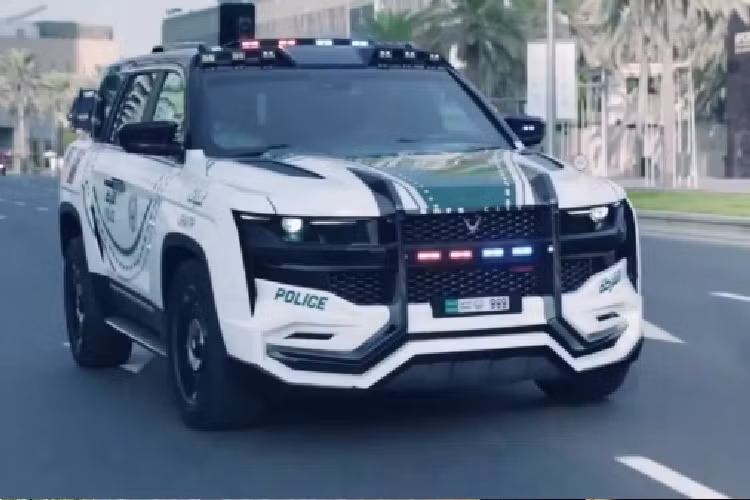 Loạt xe Nissan GT-R, Audi R8, Bentley Continental GT và BMW i8 cũng đầy rẫy trên đường. Mới đây, trong một video về dàn siêu xe được đăng tải tại Hội nghị thượng đỉnh cảnh sát thế giới tại Dubai, nhiều người tỏ ra trầm trồ trước sự giàu có của đất nước Tây Á này, khi video có sự xuất hiện của mẫu SUV độc nhất thế giới Ghiath.