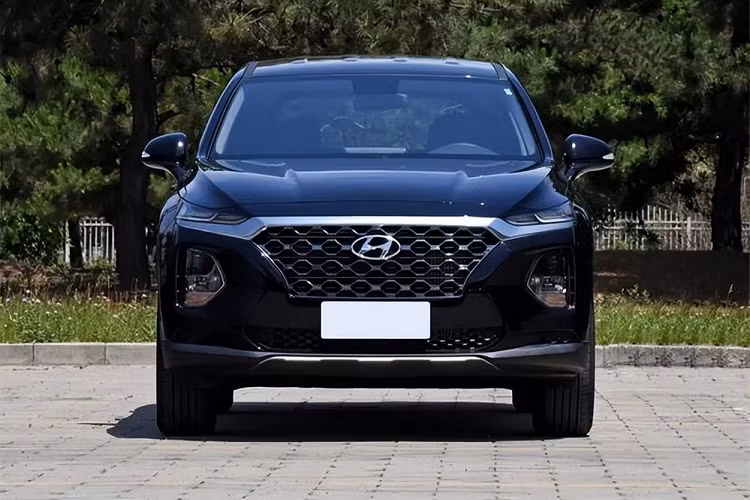 Trái ngược với Việt Nam, Hyundai SantaFe ở Trung Quốc lại không được người tiêu dùng mặn mà. Trong 3 tháng đầu năm nay, Hyundai Santa Fe chỉ mang về doanh số hết sức khiêm tốn, cụ thể là 412 chiếc trong tháng 1, 195 chiếc trong tháng 2 và 205 chiếc trong tháng 3. Trên thực tế, thế hệ đầu tiên của Hyundai SantaFe từng gặt hái thành công vang dội khi thâm nhập thị trường Trung Quốc vào năm 2004.