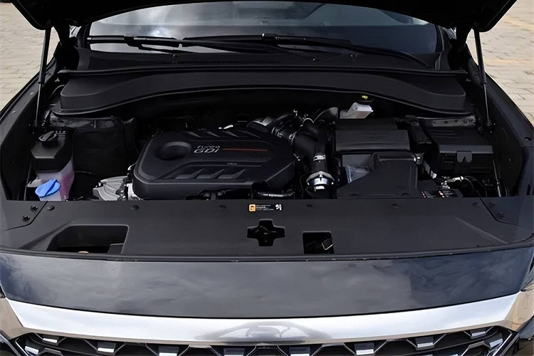 Bên sườn là những đường dập gân nổi bật và viền cửa sổ màu bạc, tăng vẻ phức tạp cho xe. Đằng sau, mẫu crossover cỡ trung này đi kèm cụm đèn hậu hình chữ "C", nối liền với nhau bằng dải đèn ở giữa và bao quanh tem chữ nổi "SantaFe". Thiết kế đằng sau của Hyundai SantaFe bị đánh giá là không ăn nhập với đầu xe và sườn xe, tạo cảm giác thiếu nhất quán. Chính điều này đã phá hỏng thiết kế tổng thể của mẫu xe Hàn Quốc.