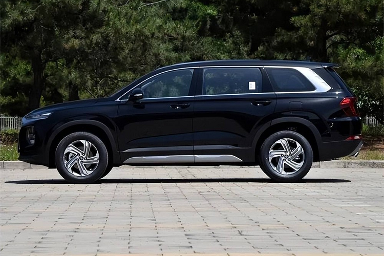 Ngoài ra, toàn bộ các phiên bản của dòng Hyundai SantaFe tại Trung Quốc đều được trang bị màn hình thông tin giải trí 10,25 inch, hỗ trợ Baidu CarLife và Bluetooth để kết nối với điện thoại thông minh. Trừ bản tiêu chuẩn, các bản còn lại của xe có những tính năng như hệ thống định vị vệ tinh, ra lệnh bằng giọng nói và kết nối Internet.