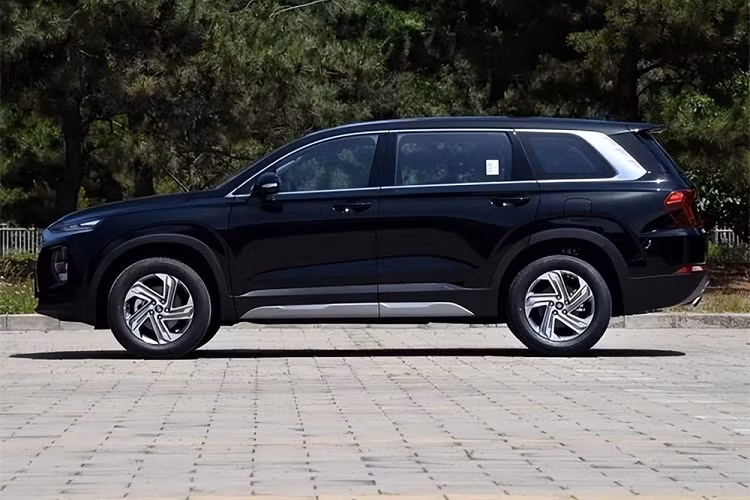 Ngoài ra, toàn bộ các phiên bản của dòng Hyundai SantaFe tại Trung Quốc đều được trang bị màn hình thông tin giải trí 10,25 inch, hỗ trợ Baidu CarLife và Bluetooth để kết nối với điện thoại thông minh. Trừ bản tiêu chuẩn, các bản còn lại của xe có những tính năng như hệ thống định vị vệ tinh, ra lệnh bằng giọng nói và kết nối Internet.