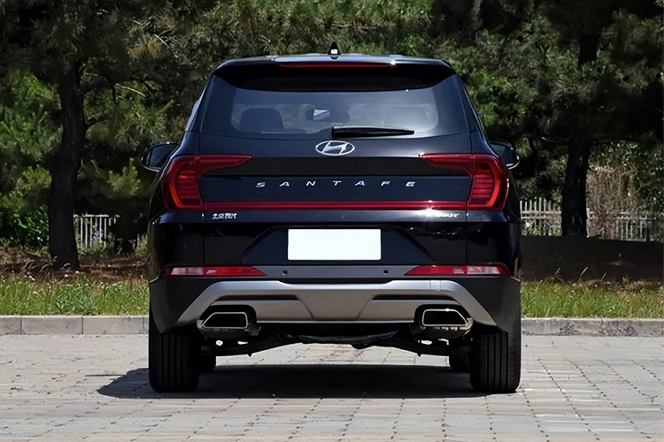 Nhờ khối động cơ xăng V6, dung tích 2.7L mạnh mẽ, mẫu xe Hàn Quốc này đã nhanh chóng chiếm được cảm tình của khách hàng Trung Quốc. Đã có thời điểm hãng Hyundai bán được 11.300 chiếc SantaFe cho người tiêu dùng Trung Quốc chỉ trong 1 tháng, vượt cả đối thủ Toyota Highlander.