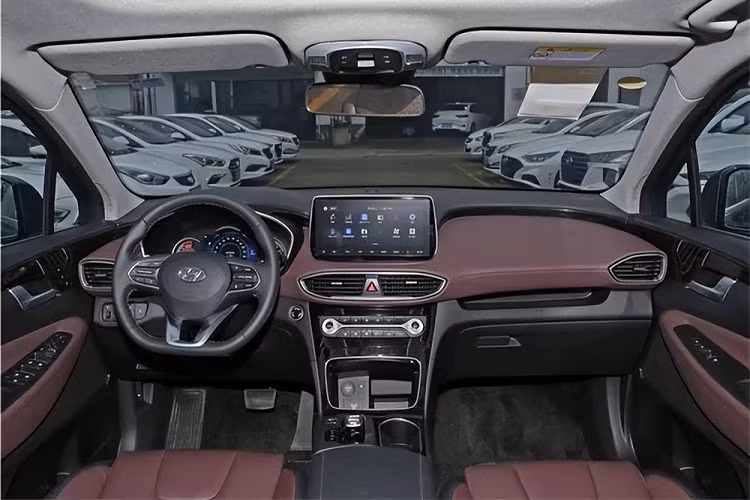 Tuy nhiên, Hyundai SantaFe hiện đã giảm sút phong độ và hoàn toàn lép vế trước những đối thủ như Toyota Highlander hay Volkswagen Tiguan L. Theo trang tin Sohu, có nhiều nguyên nhân dẫn đến tình trạng này. Đầu tiên phải kể đến thiết kế ngoại thất táo bạo và nổi bật của Hyundai SantaFe phiên bản hiện tại. Trong đó, phần đầu xe được trang bị lưới tản nhiệt cỡ lớn và hệ thống đèn 2 tầng hợp xu hướng.