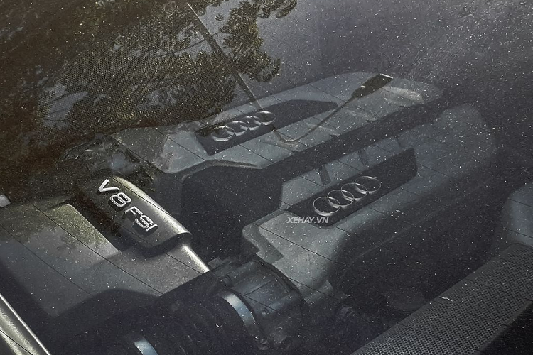 Chiếc Audi R8 V8 trong bài sở hữu màu sơn trắng kết hợp với các điểm nhấn màu đen của hốc hút gió, lưới tản nhiệt,… . Mặc dù có tuổi đời khá cao nhưng nhìn tổng thể, Audi R8 V8 trông vẫn rất thể thao, mạnh mẽ với hốc hút gió trước/sau 3 nan.