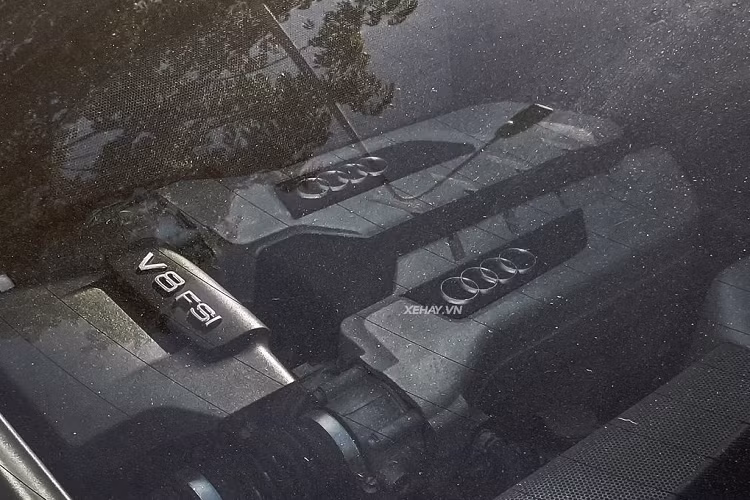 Chiếc Audi R8 V8 trong bài sở hữu màu sơn trắng kết hợp với các điểm nhấn màu đen của hốc hút gió, lưới tản nhiệt,… . Mặc dù có tuổi đời khá cao nhưng nhìn tổng thể, Audi R8 V8 trông vẫn rất thể thao, mạnh mẽ với hốc hút gió trước/sau 3 nan.