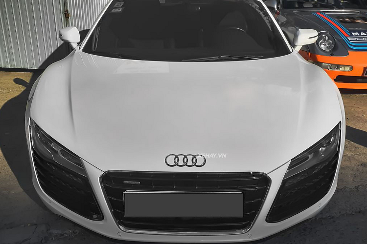 Mới đây, cánh săn ảnh ở TP.HCM đã có dịp bắt gặp siêu phẩm Audi R8 V8 trên đường phố. So với những chiếc Audi R8 V8 tại Việt Nam, chiếc xe trong bài đáng chú ý hơn cả nhờ vào việc được trang bị hộp số sàn.