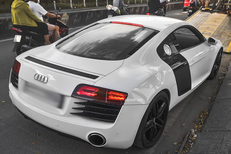 “Cực phẩm” nước Đức được trang bị bộ mâm đen 5 chấu đi kèm cùm phanh đen đồng màu càng làm tăng thêm vẻ mạnh mẽ, cuốn hút.