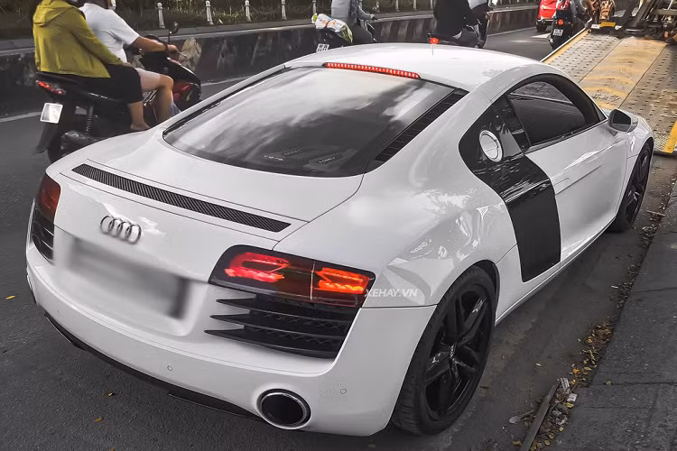 “Cực phẩm” nước Đức được trang bị bộ mâm đen 5 chấu đi kèm cùm phanh đen đồng màu càng làm tăng thêm vẻ mạnh mẽ, cuốn hút.