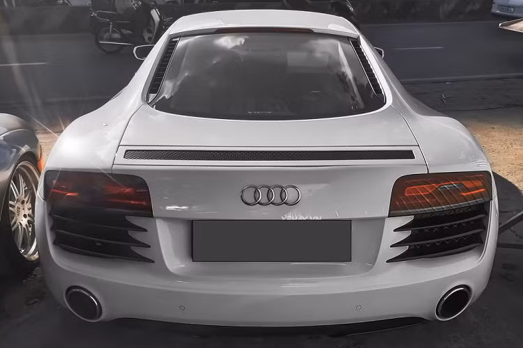 Ở phía sau, xe được trang bị hệ thống ống xả đôi ở hai bên, cặp đèn hậu dạng chữ nhật nằm trên hai lỗ thoát khí cùng cánh gió đuôi có thể đóng mở nhờ vào nút bấm hoặc tự động mở theo tốc độ của xe.