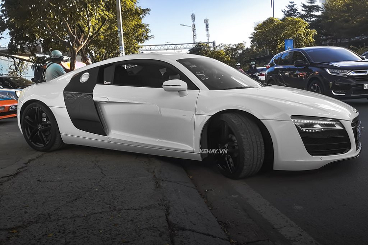 Theo tìm hiểu, đây là chiếc R8 thứ 2 tại dải đất hình chữ S được trang bị số sàn, chiếc đầu tiên có màu nòng súng và thuộc bản V10.