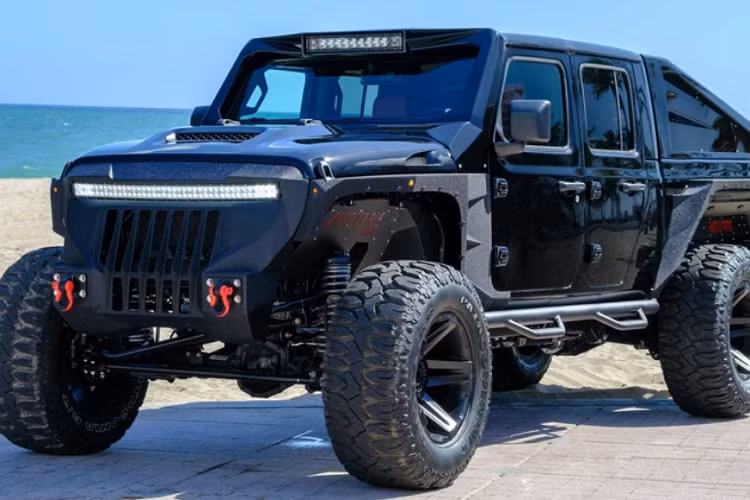 Đầu năm nay, Apocalypse cũng ra mắt một sản phẩm mới có tên Dark House, đó là một chiếc Ford Bronco được "đắp" rất nhiều sửa đổi từ Apocalypse, bao gồm hệ thống treo 10,16 cm và hệ truyền động mạnh mẽ hơn.