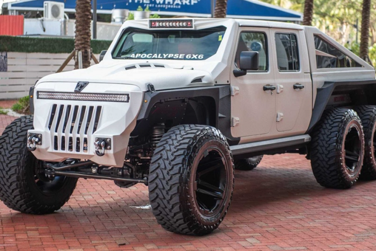 Điểm nổi bật của chiếc Jeep Gladiator độ Apocalypse này nằm ở bộ lưới tản nhiệt và phần cản trước Oculus độc đáo với thanh đèn dài hơn 1,32 mét. Thanh đèn LED này nằm ngay trên lưới tản nhiệt, giúp đầu xe trở nên nổi bật - nhất là vào buổi tối.