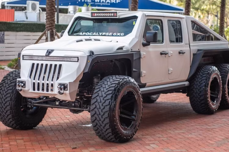 Điểm nổi bật của chiếc Jeep Gladiator độ Apocalypse này nằm ở bộ lưới tản nhiệt và phần cản trước Oculus độc đáo với thanh đèn dài hơn 1,32 mét. Thanh đèn LED này nằm ngay trên lưới tản nhiệt, giúp đầu xe trở nên nổi bật - nhất là vào buổi tối.
