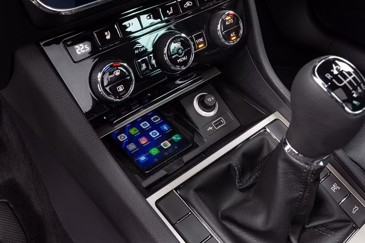 Thêm vào đó là hệ thống âm thanh 8 loa, tính năng ra lệnh bằng giọng nói dạng trợ lý ảo Laura, có thể hiểu 15 ngôn ngữ, khởi động nút bấm, ổ điện 12V trong cốp xe, ổ điện 230V, 1 cổng USB Type A, 1 cổng USB Type C, hệ thống điều hòa tự động, ghế trước chỉnh độ cao và ghế sau có thể gập xuống. Ngoài ra, trên 2 cửa trước còn có hộc đựng ô khá tiện dụng và gợi liên tưởng đến xe sang Rolls-Royce.