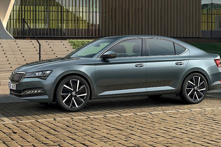 Ngay cả những đường dập gân trên nắp ca-pô và sườn xe của Skoda Superb cũng gợi liên tưởng đến Octavia. Vòng ra phía sau, chúng ta sẽ bắt gặp thiết kế đuôi xe gọn gàng với cụm đèn hậu LED nằm ngang, nối với nhau bằng nẹp mạ crôm. Thiết kế này khiến phần đuôi xe của Skoda Superb trông như rộng và bề thế hơn.