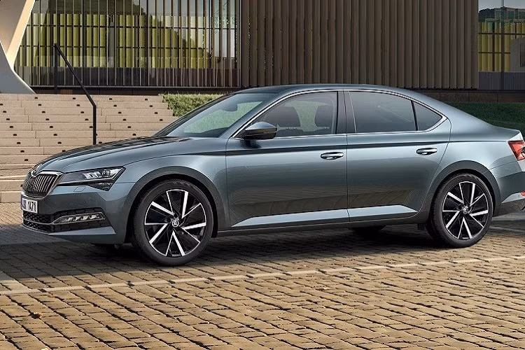 Ngay cả những đường dập gân trên nắp ca-pô và sườn xe của Skoda Superb cũng gợi liên tưởng đến Octavia. Vòng ra phía sau, chúng ta sẽ bắt gặp thiết kế đuôi xe gọn gàng với cụm đèn hậu LED nằm ngang, nối với nhau bằng nẹp mạ crôm. Thiết kế này khiến phần đuôi xe của Skoda Superb trông như rộng và bề thế hơn.